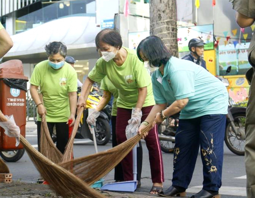 Trong suốt 5 năm qua, bà Nguyễn Thị Ngọc Cẩm (bìa phải)  cùng chị em khu phố góp sức làm sạch đẹp môi trường sống