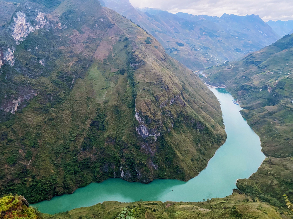 Sông nho Quế, hẻm Tu Sản nhìn từ đèo Mã Pì Lèng, một trong tứ đại đỉnh đèo hiểm trở nhất vùng núi Tây Bắc, Việt Nam. Ảnh: Quốc Thái