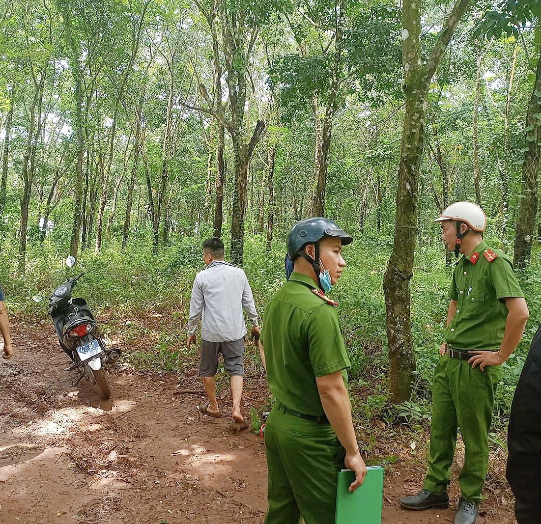 Lực lượng chức năng phát hiện một số đối tượng sử dụng kích điện để bắt giun đất