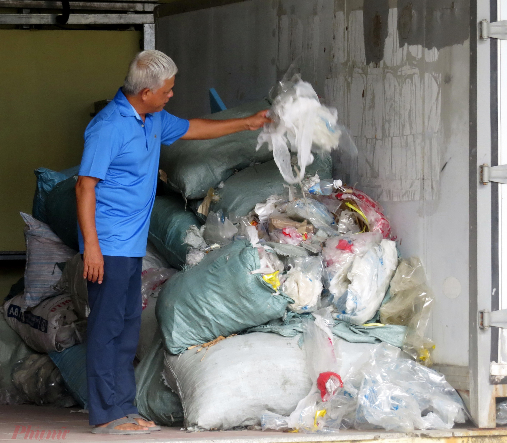 Phương pháp nhốt rác vào bê tông, ông Nguyễn Văn Xuân có thể sử dụng hầu hết các loại rác thải nhựa trong cuộc sống