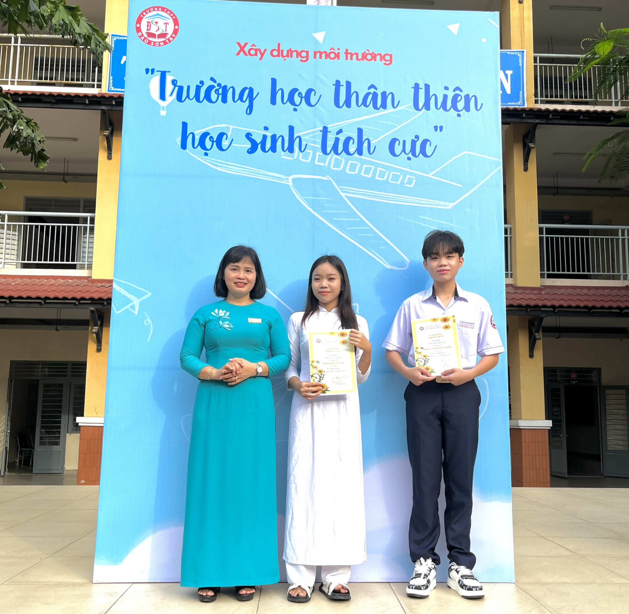 Làm việc tốt, học sinh Trường THPT Đào Sơn Tây nhận được thư khen của hiệu trưởng