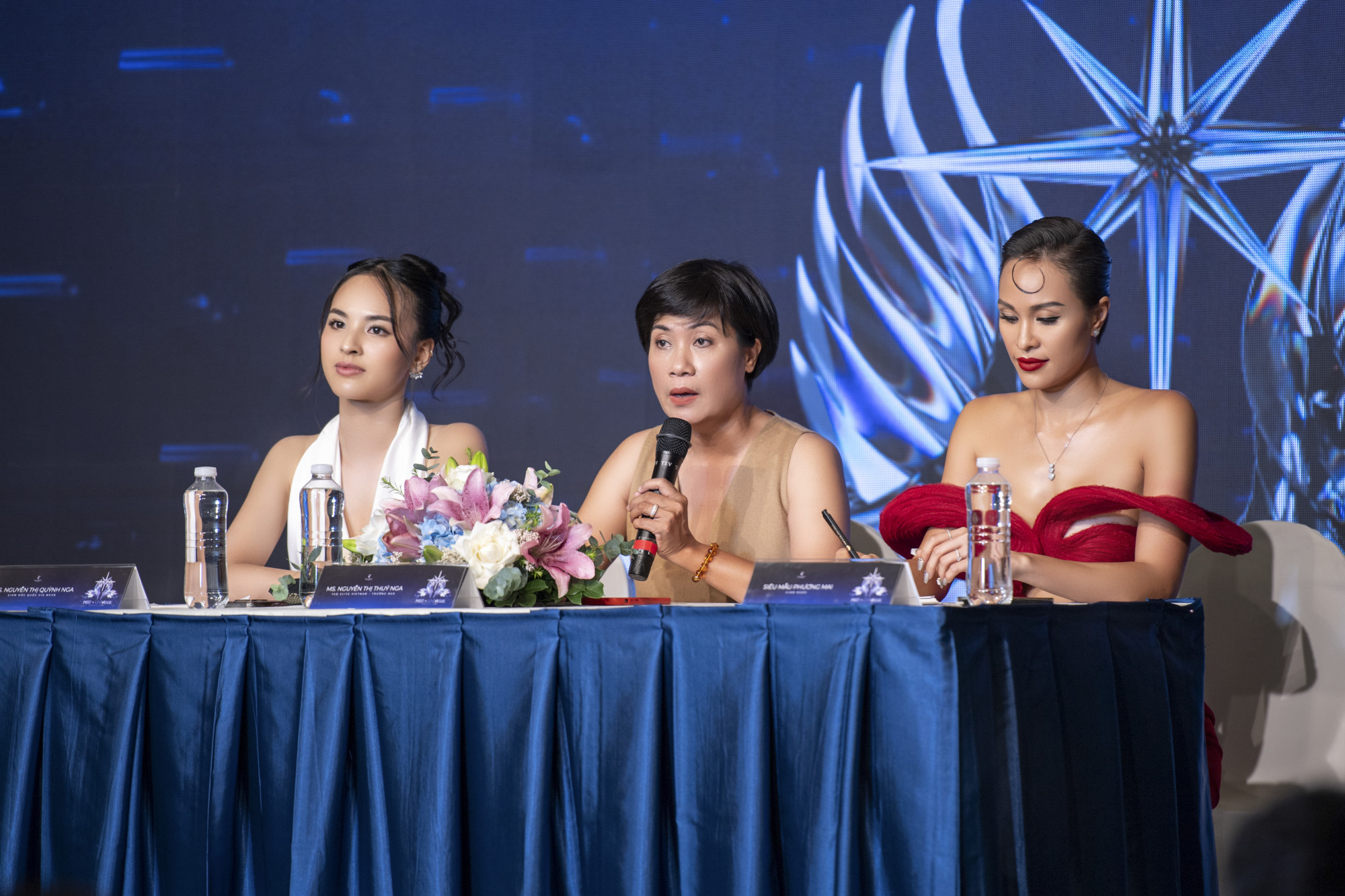 Ngoài suất thi Miss Universe 2023 chắc chắn giành cho tân Hoa hậu, BTC còn có 2 giải thưởng vô cùng danh giá, đó chính là các suất thi các cuộc thi nhan sắc Quốc tế trong năm 2024 giành cho 4 cô gái còn lại trong top 5. Điều này chưa từng có tiền lệ trong các cuộc thi nhan sắc Việt trước đó, bởi đa phần, suất tham dự các cuộc thi nhan sắc quốc tế sẽ lần lượt được trao từ Hoa hậu tới Á hậu.