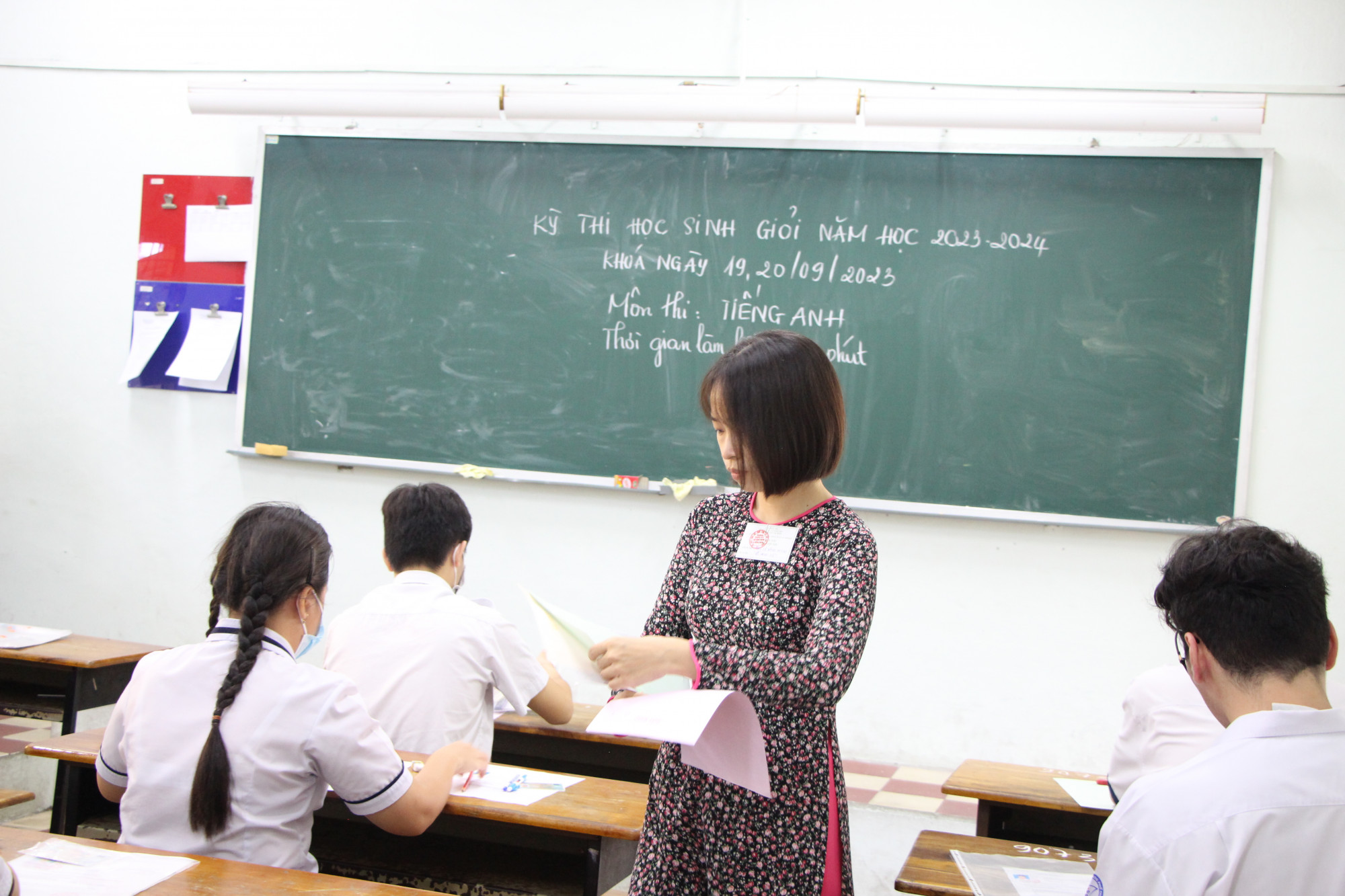 Học sinh tham gia dự thi môn tiếng Anh trong kỳ thi học sinh giỏi THPT sáng 19/9 tại Hội đồng thi Trường THPT chuyên Lê Hồng Phong