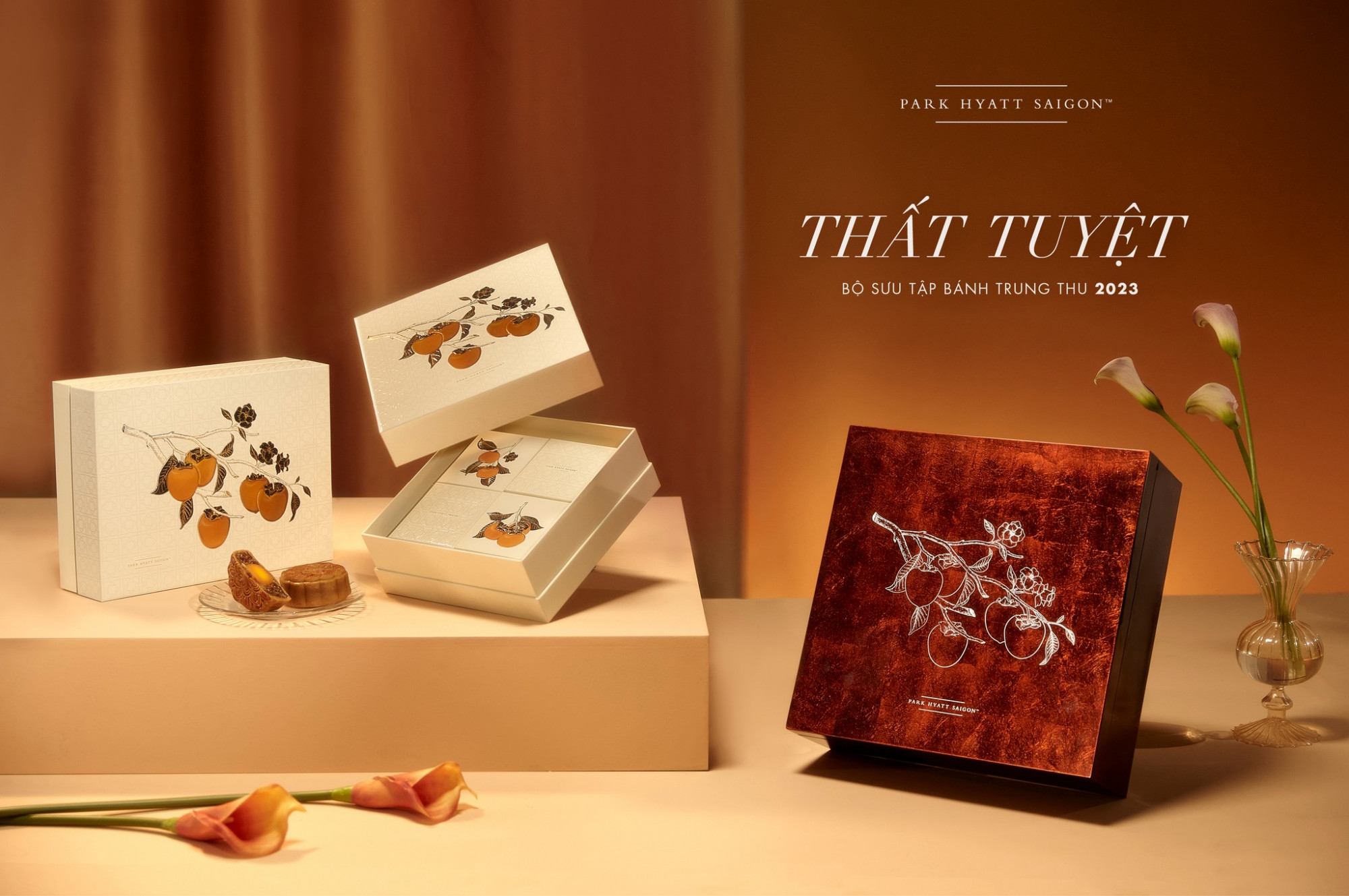 Hộp Sơn Mài VVIP (phiên bản giới hạn) của Park Hyatt Saigon gồm 4 bánh, 2 hộp trà Dammann Frères (Ceylan O.P., Jasmin Chung Hao) và 1 chai rượu có giá 6.800.000 đồng/hộp - ở vị trí thứ ba trong danh sách. Thương hiệu này cũng có hộp cao cấp giá 1.650.000 đồng/hộp và hộp thượng hạng có giá 2.250.000 đồng/hộp.