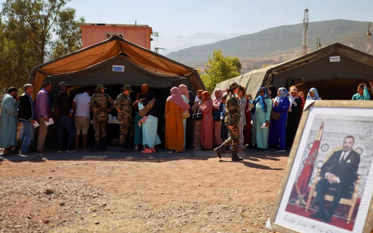 Những người sống sót sau trận động đất, chủ yếu là phụ nữ, xếp hàng tại bệnh viện quân sự dã chiến ở Asni, Maroc [Nacho Doce/Reuters]