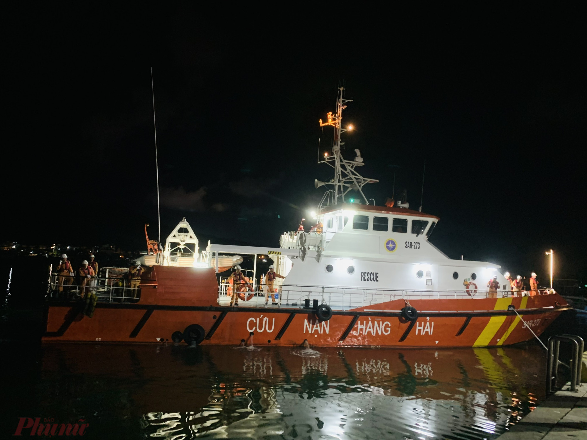 Tàu SAR 273 cập cảng đưa thuyền viên bị nạn vào bờ an toàn