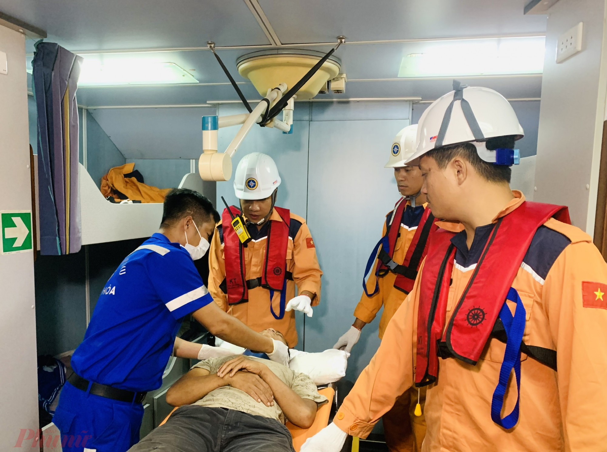 Nhân viên y tế kiểm tra tình hình sức khỏe của thuyền viên trước khi đưa lên bờ