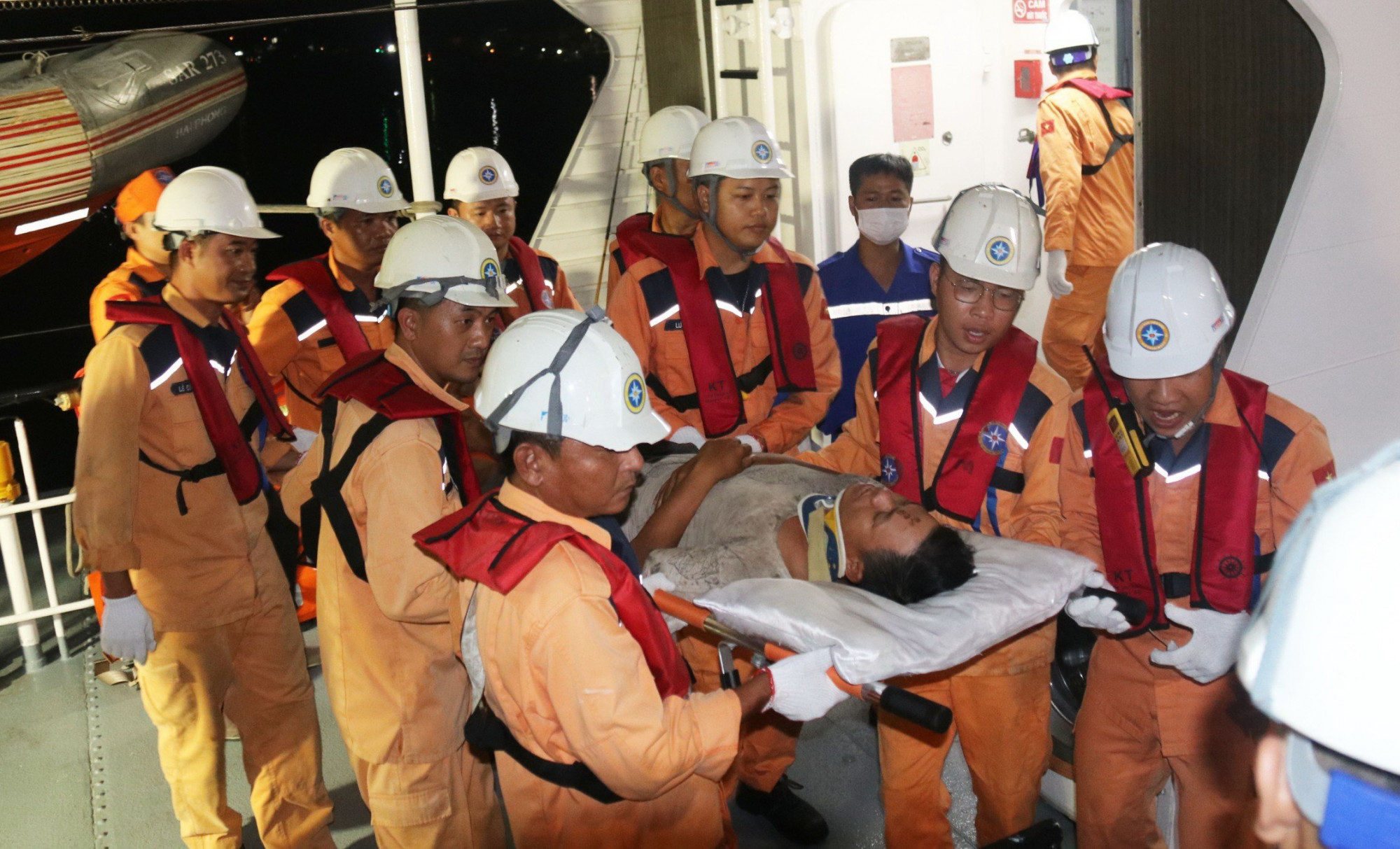 Lực lượng cứu nạn đưa thuyền viên lên bờ để đi chữa trị