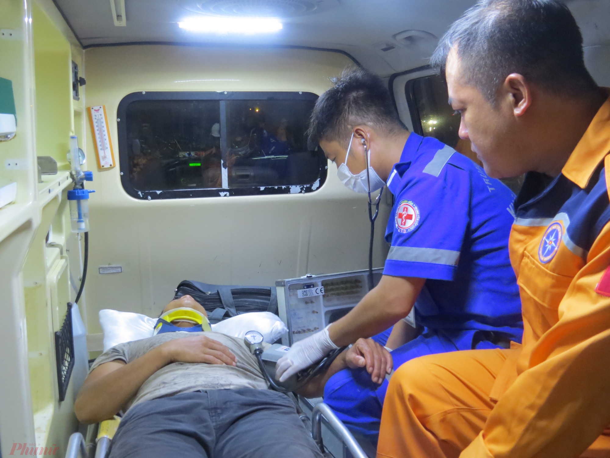 Nhân viên y tế kiếm tra sức khỏe của thuyền viên trước khi xe cấp cứu đưa thuyền viên về Bệnh viện Đa khoa tỉnh Khánh Hòa chữa trị
