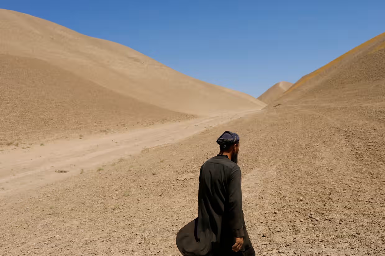 Một người đàn ông Afghanistan đi dạo tại nơi từng là cánh đồng lúa mì trước khi hạn hán xảy ra ở tỉnh Balkh.