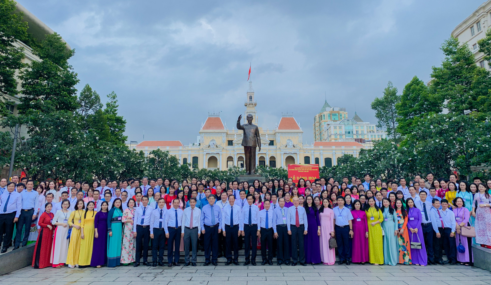 Đoàn đại biểu Hội thi giảng viên dạy giỏi toàn quốc các trường chính trị tỉnh, thành phố trực thuộc Trung ương lần thứ VIII - năm 2023 dâng hương hoa tại tượng đài Chủ tịch Hồ Chí Minh (quận 1, TPHCM) sau khi hoàn thành các nội dung - Ảnh: Quốc Ngọc