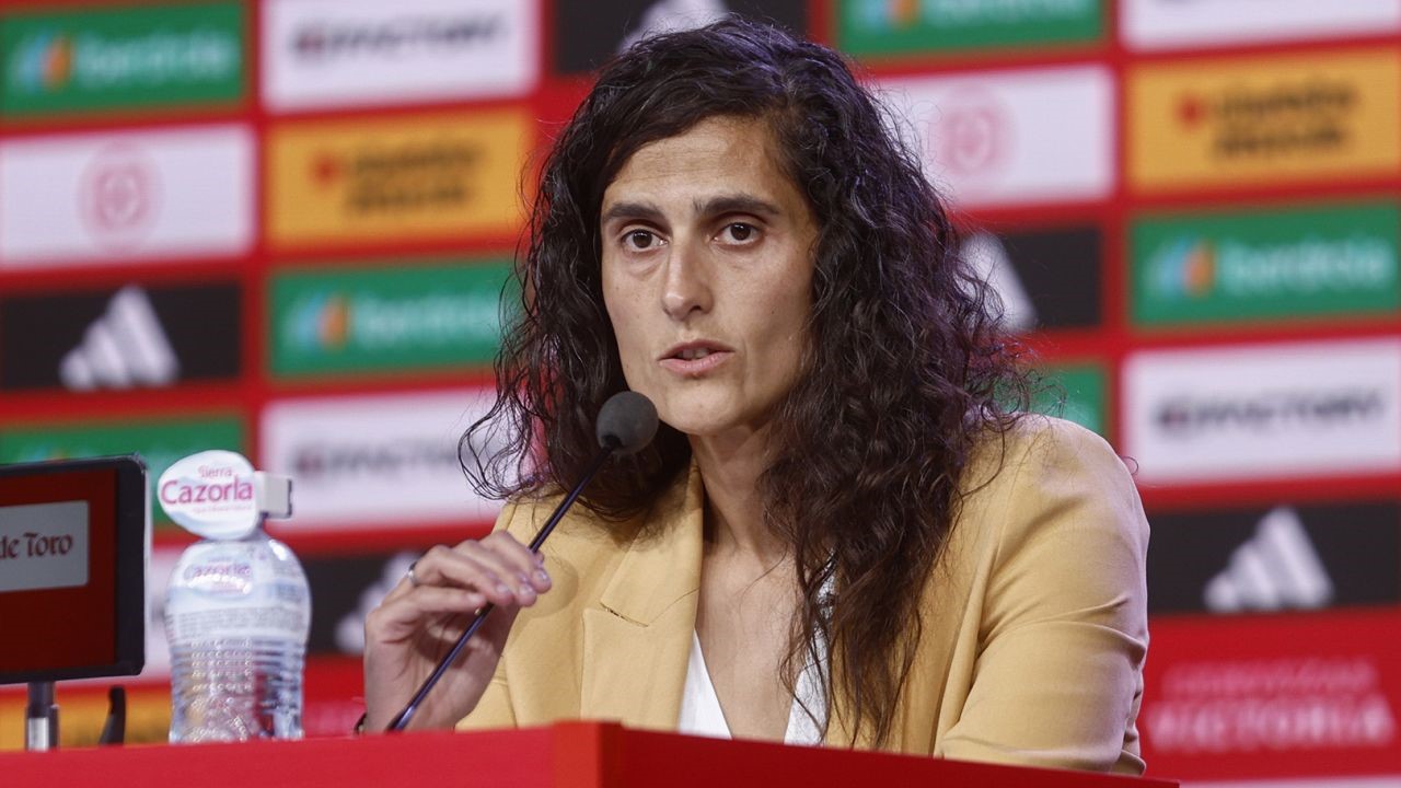 Tân huấn luyện viên trưởng Montse Tomé của đội tuyển bóng đá nữ Quốc gia Tây Ban Nha trong cuộc họp báo ở Madrid, Tây Ban Nha vào thứ Hai ngày 18/9 – Ảnh: Shutterstock