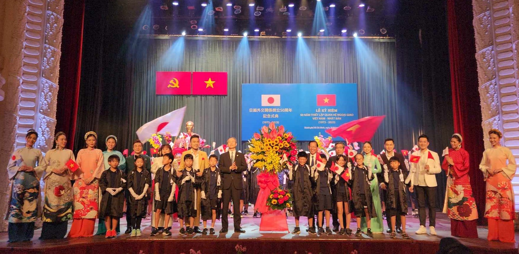 Chủ tịch UBND TPHCM Phan Văn Mãi và Tổng Lãnh sự Nhật Bản tại TPHCM Ono Masuo trao hoa cho các nghệ sĩ và những bạn học sinh tham gia chương trình văn nghệ nhân Lễ kỷ niệm 50 năm quan hệ ngoại giao Việt Nam - Nhật Bản