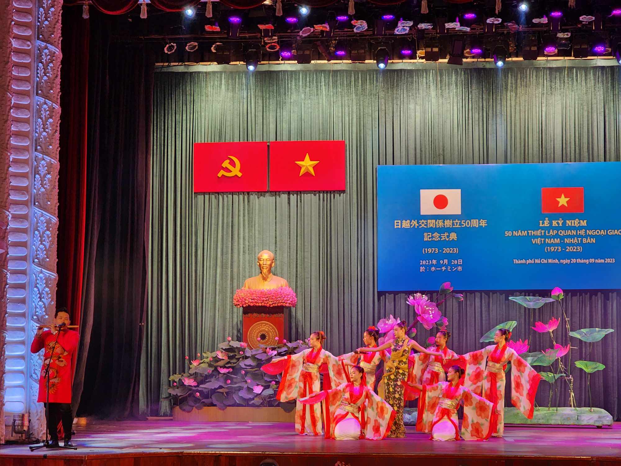 Một tiết mục trình diễn múa hát và sáo trúc của các nghệ sĩ Việt Nam tại lễ kỷ niệm 
