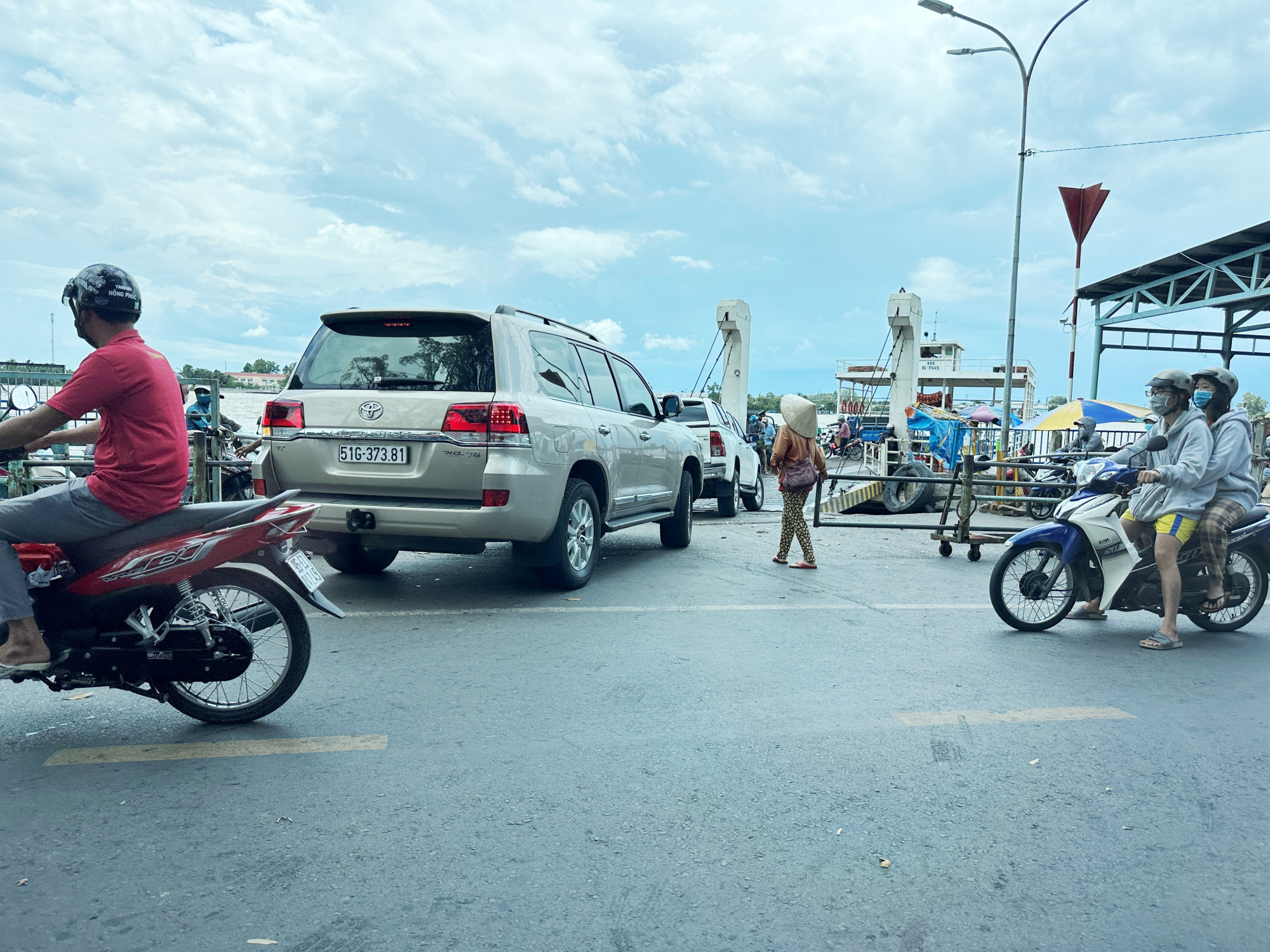 Phà An Bình mỗi ngày vận chuyển rất nhiều hành khách qua lại