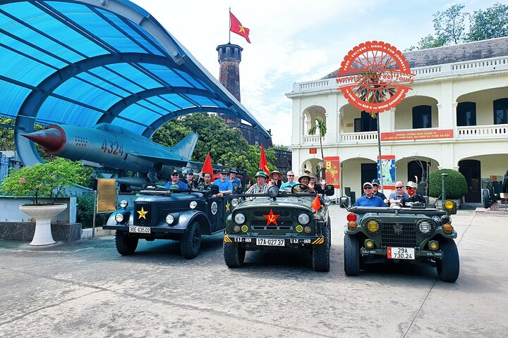 Tham quan Hà Nội bằng xe jeep