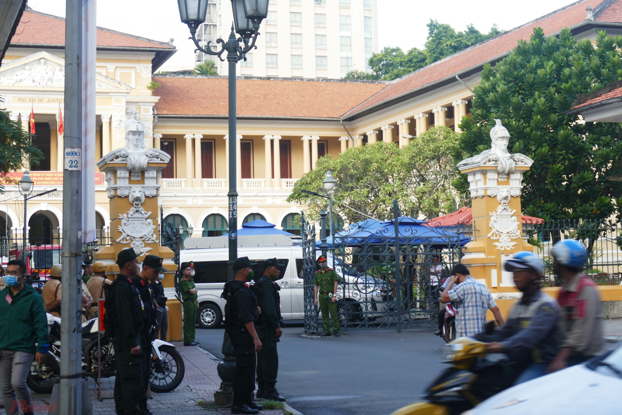 Do vụ án bà Nguyễn Phương Hằng và 4 đồng phạm được rất nhiều người quan tâm, theo dõi nên TAND TP.HCM đã bố trí đông đảo lực lượng an ninh phía bên ngoài cổng tòa.