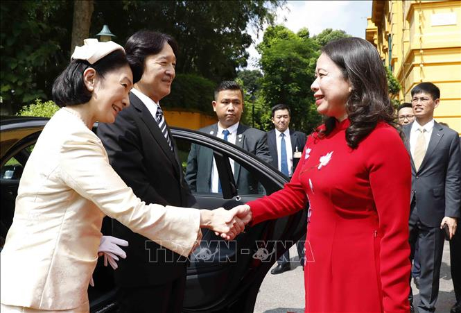 Phó chủ tịch nước Võ Thị Ánh Xuân cùng Hoàng Thái tử Nhật Bản Akishino và Công nương Kiko tại lễ đón - Ảnh: An Đăng/TTXVN