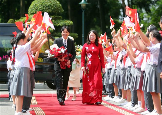 Thiếu nhi Việt Nam vẫy cờ hai nước, nồng nhiệt chào đón Hoàng Thái tử Nhật Bản Akishino và Công nương Kiko thăm chính thức Việt Nam - Ảnh 