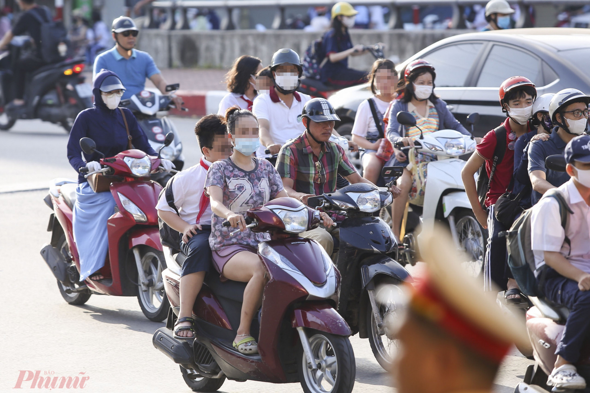 Thực tế, trên địa bàn TP.Hà Nội, còn rất nhiều học sinh lái xe máy, xe điện không đội mũ bảo hiểm; phụ huynh học sinh đưa đón con không tuân thủ các quy định của Luật Giao thông đường bộ.