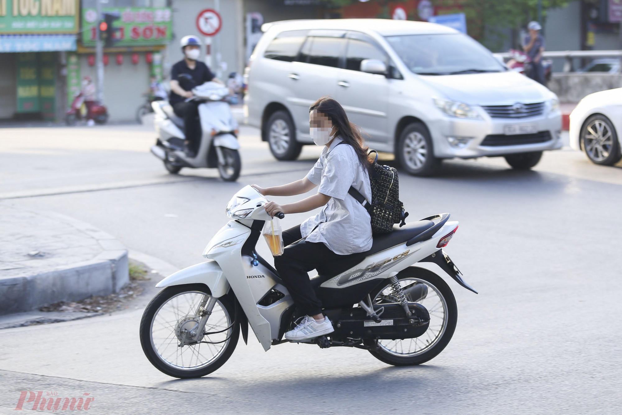 Theo quan sát của Phóng viên, tại khu vực này rất nhnhieeuthanh thiếu niên mặc áo đông phục, không đội mũ bảo hiểm điều khiển xe gắn máy dung tích trên 50cc.