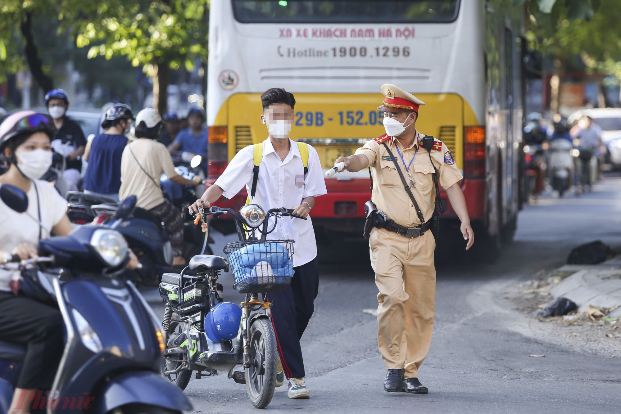 Các lỗi vi phạm chủ yếu mà học sinh hay mắc phải gồm: Điều khiển xe máy, xe máy điện không đội mũ bảo hiểm; chở quá số người quy định, đi ngược chiều... vừa tiềm ẩn nguy cơ gây tai nạn giao thông, vừa gây ùn tắc giao thông.