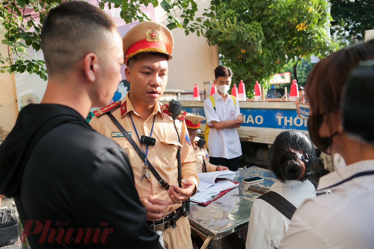 Ngay sau đó, CSGT yêu cầu L. gọi điện thoại cho phụ huynh đến để tuyên truyền, cũng như xử phạt về hành vi giao phương tiện cho người chưa đủ tuổi lái xe. Khoảng 10 phút sau, anh H.A. có mặt tại chốt, anh phân trần: “Dù biết là sai, nhưng hôm nay gia đình tôi bận, trong trường hợp bất khả kháng như vậy, tôi chỉ còn cách đưa xe cho cháu đi học.” 