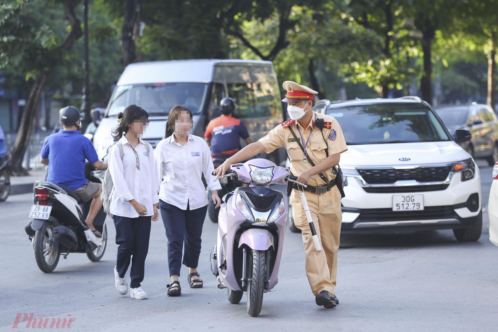 Sau hơn 1 giờ lập chốt tại giao lộ đường Nam Kỳ Khởi Nghĩa - Điện Biên Phủ (quận 3), lực lượng CSGT đã phát hiện nhiều trường hợp phụ huynh học sinh giao xe máy có dung tích xi lanh trên 50cm3 cho con tự cầm lái đến trường khi chưa đủ tuổi.