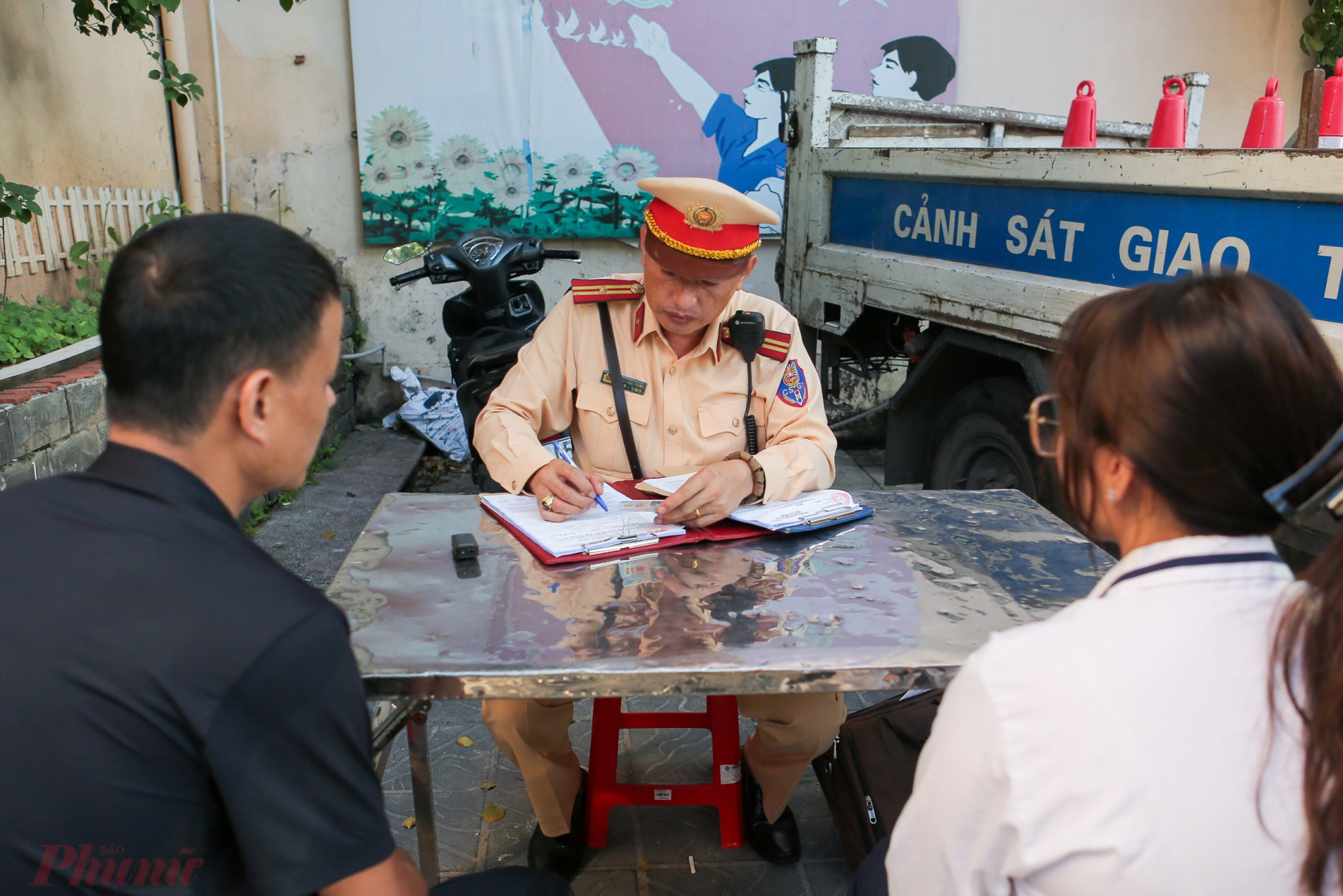 “Mọi ngày em cùng bạn đều đi xe đạp điện đến trường nhưng hôm nay xe hết điện, bố mẹ đều bận không có ai chở đi học nên em mới tự lấy xe đi. Do cũng sát giờ học nên em không kịp đội mũ bảo hiểm. Em biết đây là hành vi sai, sau em không dám tái phạm.” L. trần tình.