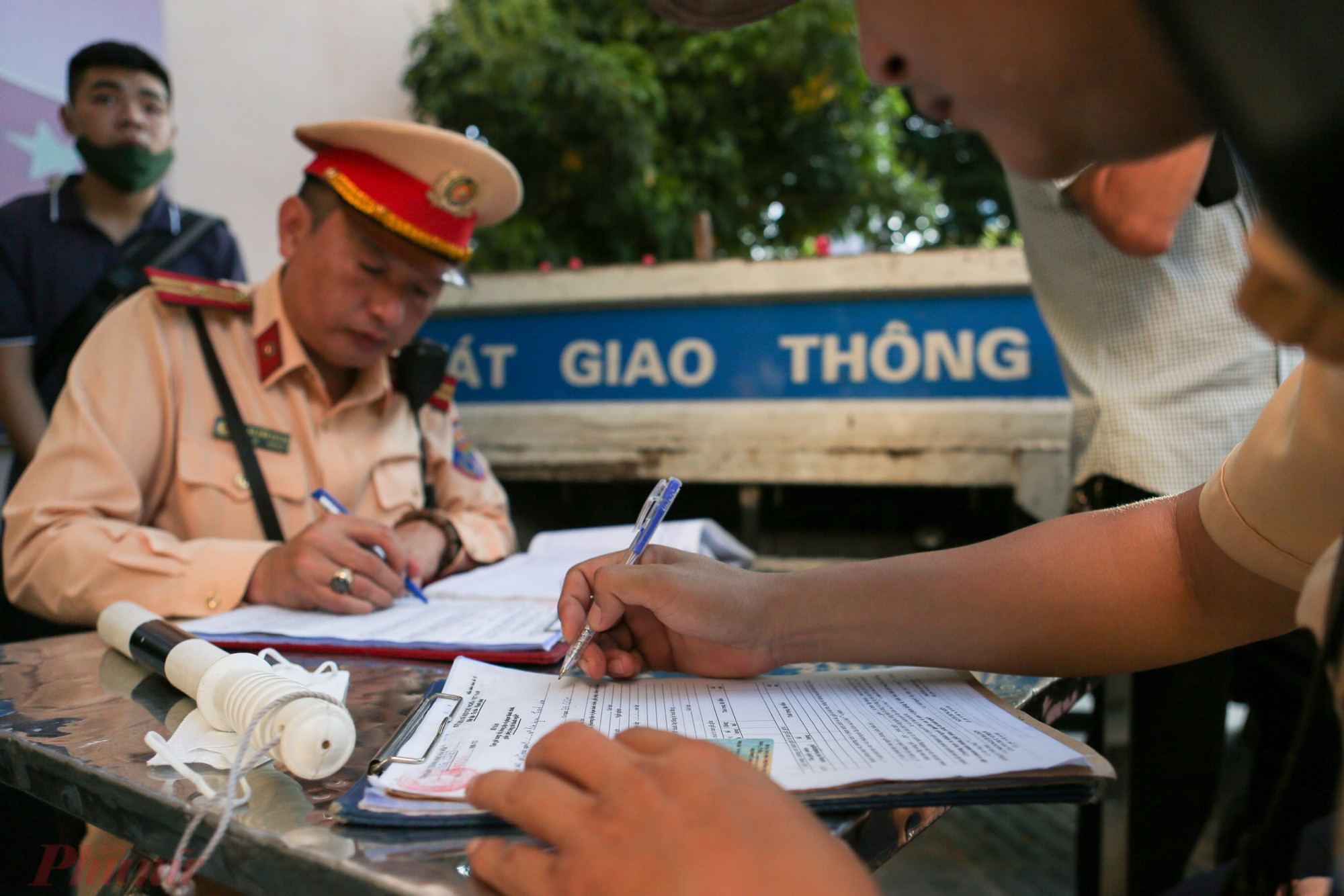 Sáng ngày 19/9, đội CSGT số 4 - Phòng Cảnh sát giao thông (CSGT), Công an TP Hà Nội tổ chức tuyên truyền và xử lý học sinh, sinh viên và phụ huynh đưa đón con đi học vi phạm tại khu vực ngã tư đường Kim Ngưu giao Thanh Nhàn (quận Hai Bà Trưng, TP. Hà Nội).