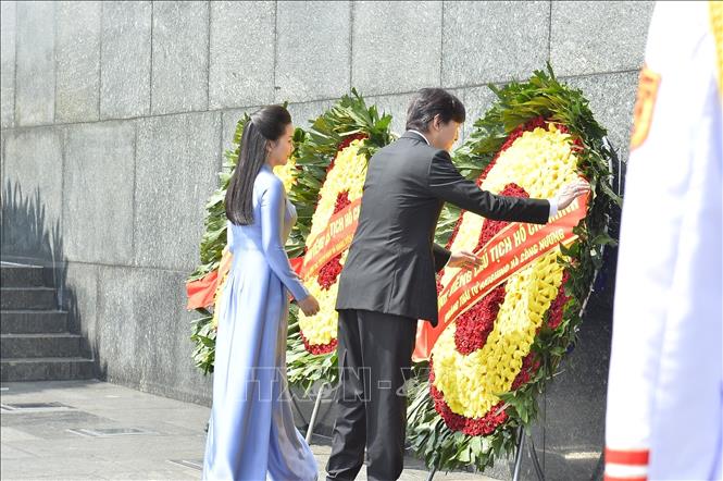 Hoàng thái tử Nhật Bản Akishino và Công nương tới đặt vòng hoa và vào lăng viếng Chủ tịch Hồ Chí Minh