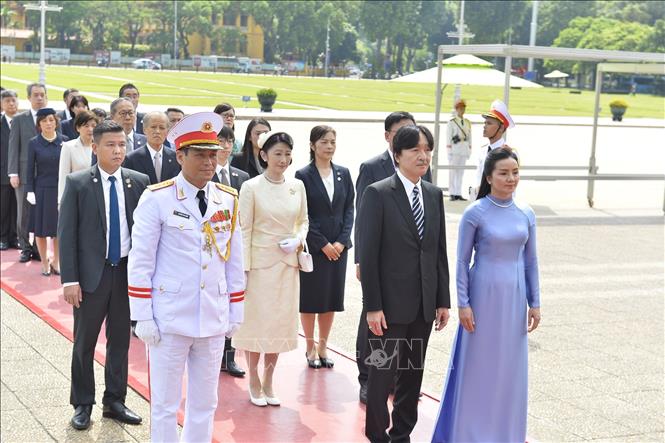 Hoàng thái tử Nhật Bản Akishino và Công nương vào lăng viếng Chủ tịch Hồ Chí Minh