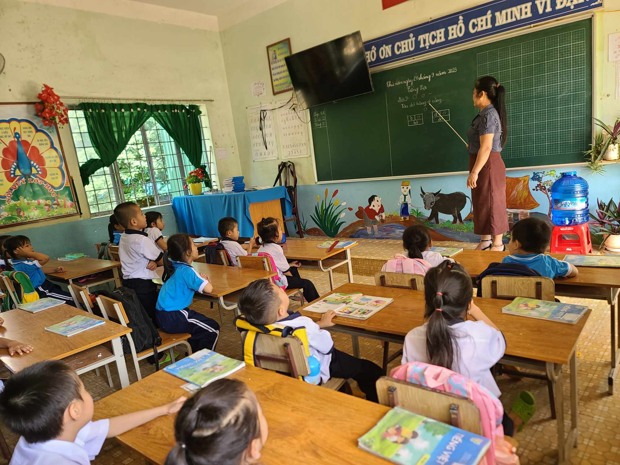 Sau quyết định của UBND huyện, Trường Tiểu học Lê Lợi gặp nhiều khó khăn vì trắng giáo viên dạy tiếng Anh