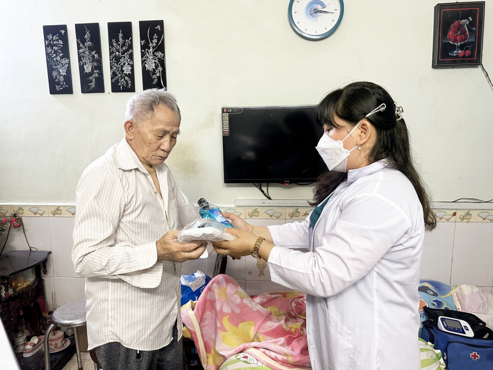 Tầm soát bệnh để nâng cao chất lượng sống cho người già Bác sĩ Diệp Thủy Xuân Dung (Trạm Y tế phường 2, quận 8, TPHCM) khám bệnh, tư vấn, phát thuốc cho một cụ già - Ảnh: Thu Lê