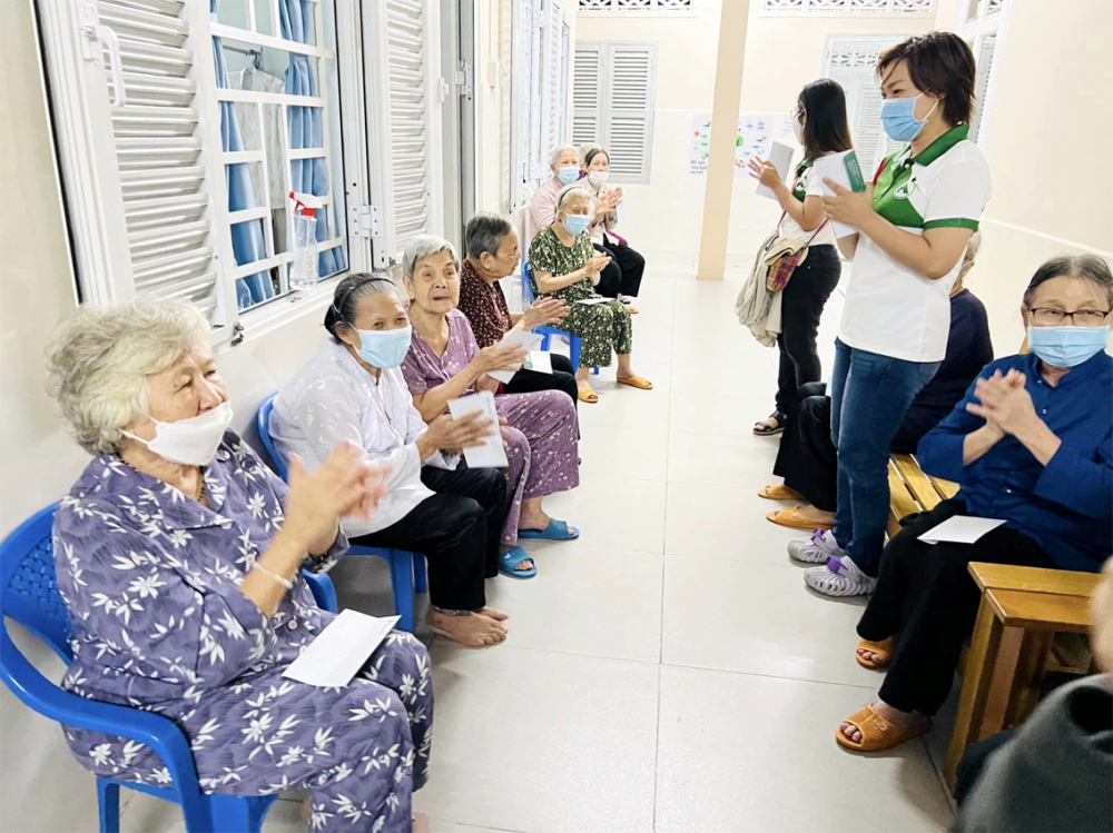 Tầm soát bệnh để nâng cao chất lượng sống cho người già Người già neo đơn được chăm sóc sức khỏe tại mái ấm Thiên Ân, TP Thủ Đức, TPHCM - ẢNH: S.V.