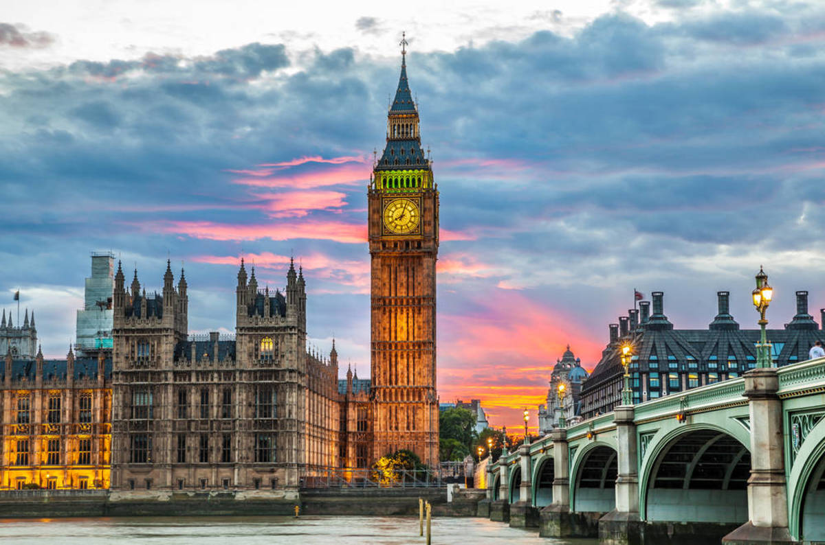 Đối với các định nghĩa khác, xem Big Ben (định hướng). Tháp Elizabeth (tên cũ là Tháp đồng hồ của cung điện Westminster hay thường gọi là Big Ben) là một cấu trúc tháp đồng hồ ở mặt Đông-Bắc của công trình Nhà quốc hội ở Westminster,[1] thủ đô Luân Đôn, nước Anh. Về mặt kỹ thuật, Big Ben là tên của quả chuông lớn nhất bên trong tháp đồng hồ, nặng 13,7 tấn,[1] trong năm cái chuông điểm mỗi 15 phút một lần đặt bên trong tháp. Tháp đồng hồ còn bị gọi nhầm là tháp St. Stephen.  Vào ngày diễu binh mừng 60 năm trị vì của Nữ hoàng Elizabeth II, Quốc hội Anh đã tuyên bố tháp Big Ben sẽ được đổi tên thành Tháp Elizabeth kể từ ngày 4 tháng 6 năm 2012.  Tòa tháp là một biểu tượng văn hóa nước Anh được công nhận trên toàn thế giới, biểu tượng cho sự ổn định, an ninh và dân chủ. Đây là một trong những biểu tượng nổi bật nhất của Vương quốc Anh và dân chủ nghị viện,[2] và tòa tháp thường được sử dụng trong các cảnh quay tại Luân Đôn.[3] Tháp đồng hồ là một phần của tòa nhà được xếp hạng I từ năm 1970 và là Di sản Thế giới của UNESCO từ năm 1987.[4][5]