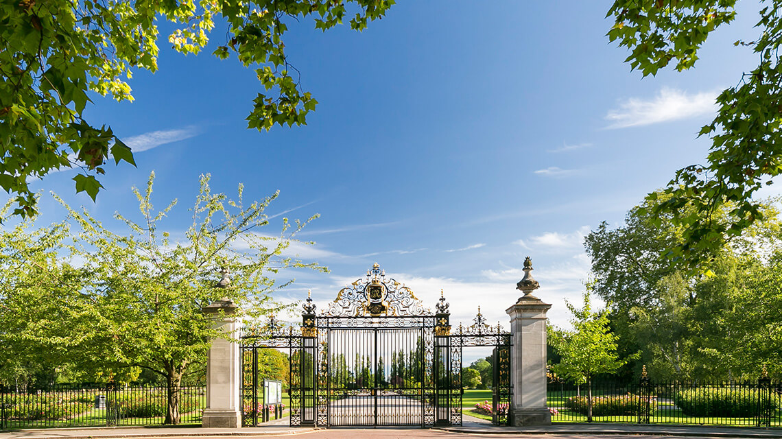 Regent's Park được đánh giá là công viên lớn thứ hai của London, chỉ sau công viên Hyde Park. Tọa lạc trên mũi phía Tây Bắc của Luân Đôn, Regent’s Park gần Bảo tàng Sherlock Holmes và Madame Tussauds. Đây là đứa con tinh thần của bậc thầy kiến trúc John Nash nổi tiếng vào năm 1811. Công viên Regent King lúc đầu là khu săn bắn của Henry VIII. Có những khu vườn, hồ, vườn hoa hồng, sân vận động và công viên dành cho trẻ em trong công viên. Bên cạnh vườn thú London ở phía bắc, có một giảng đường, và vở kịch của Shakespeare thường được công diễn vào mùa hè. Đây là công viên mới nhất, lộng lẫy và đẹp nhất ở London.