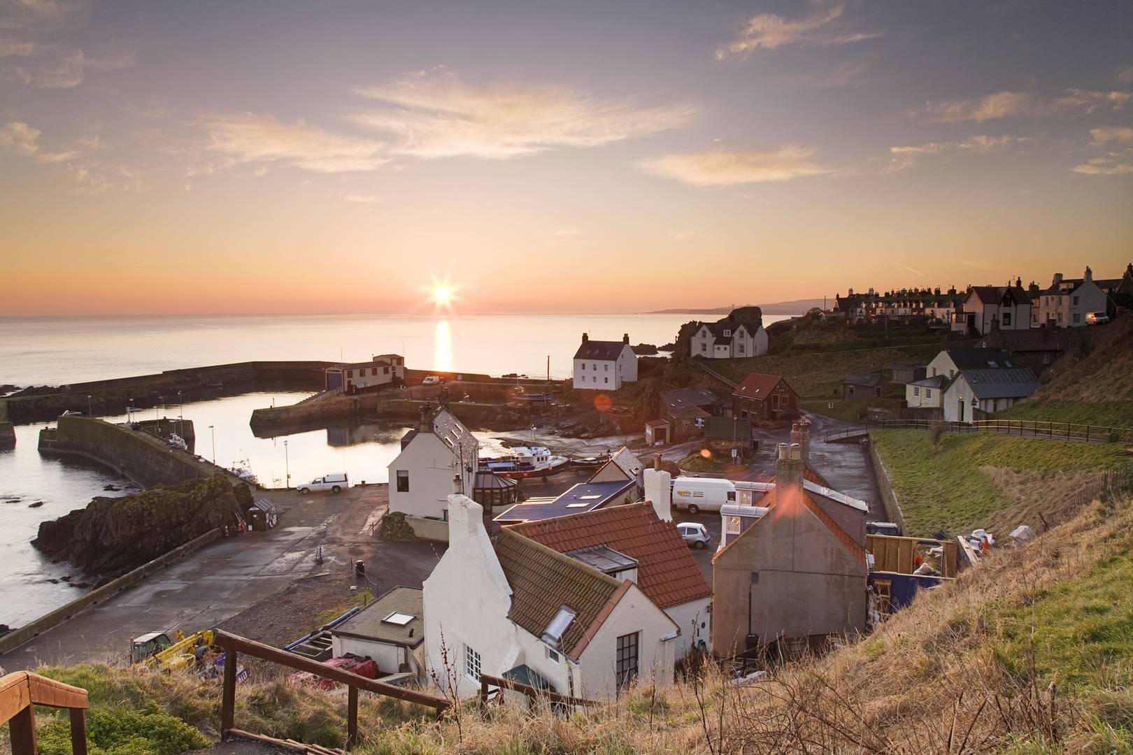 St Abbs là một làng chài nhỏ trên bờ biển phía đông nam Scotland, thuộc giáo xứ Coldingham của Biên giới Scotland. Ngôi làng ban đầu được gọi là Coldingham Shore, tên St Abbs được thông qua vào những năm 1890