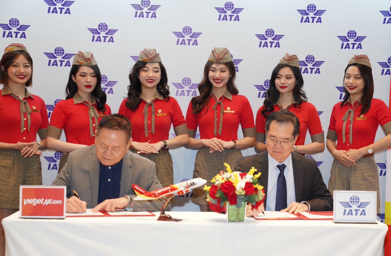 Ông Philip Goh - Phó chủ tịch IATA khu vực châu Á - Thái Bình Dương và ông Lương Thế Phúc - Phó tổng giám đốc Vietjet, Chủ tịch Học viện Hàng không Vietjet (trái) ký kết hợp tác đưa Học viện Hàng không Vietjet tham gia mạng lưới đào tạo quốc tế của IATA - Ảnh: Vietjet