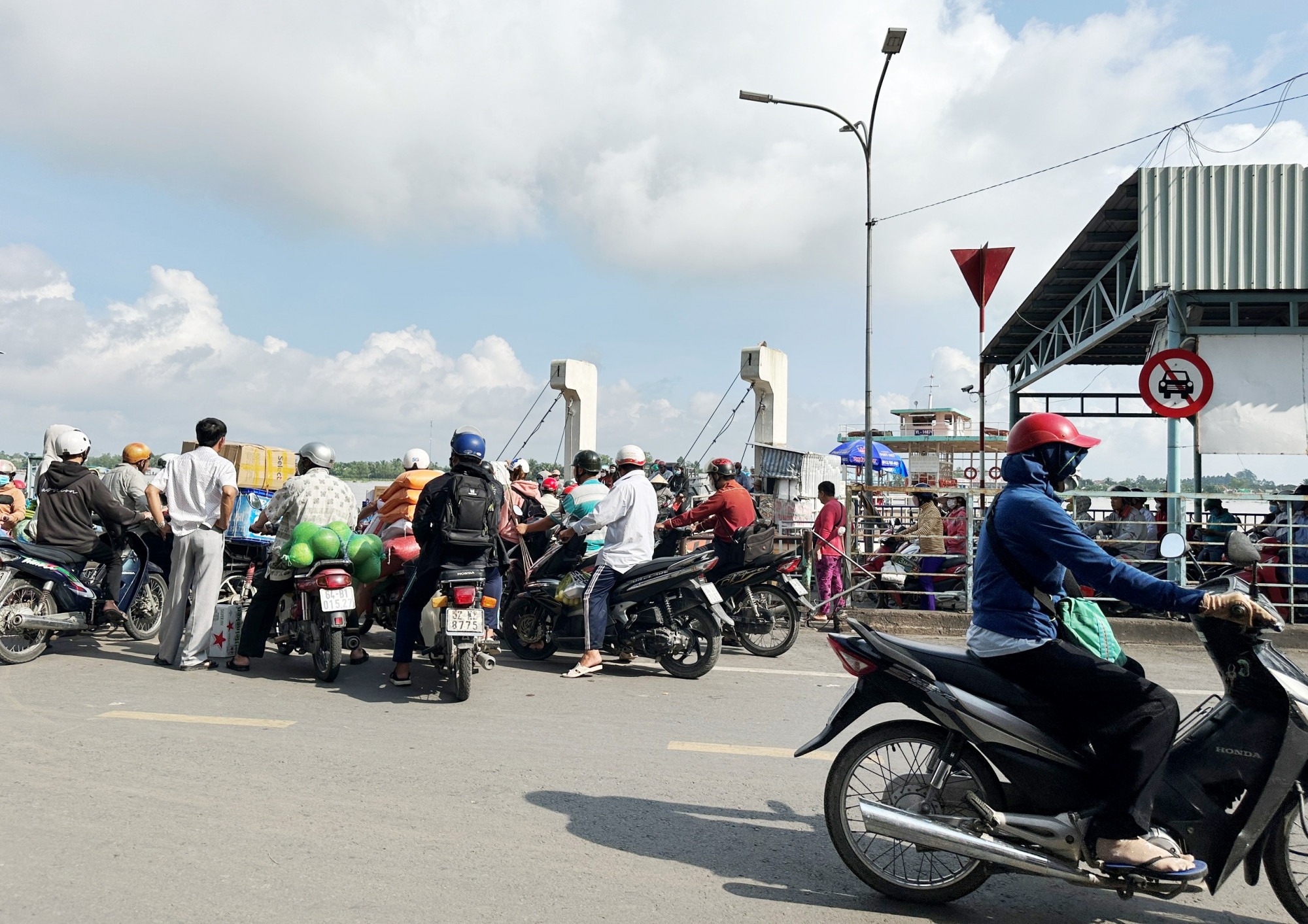 Bến khách An Bình ngang sông thuộc phạm vi công bố tình huống khẩn cấp, tuy nhiên hiện bến phà này vẫn hoạt động