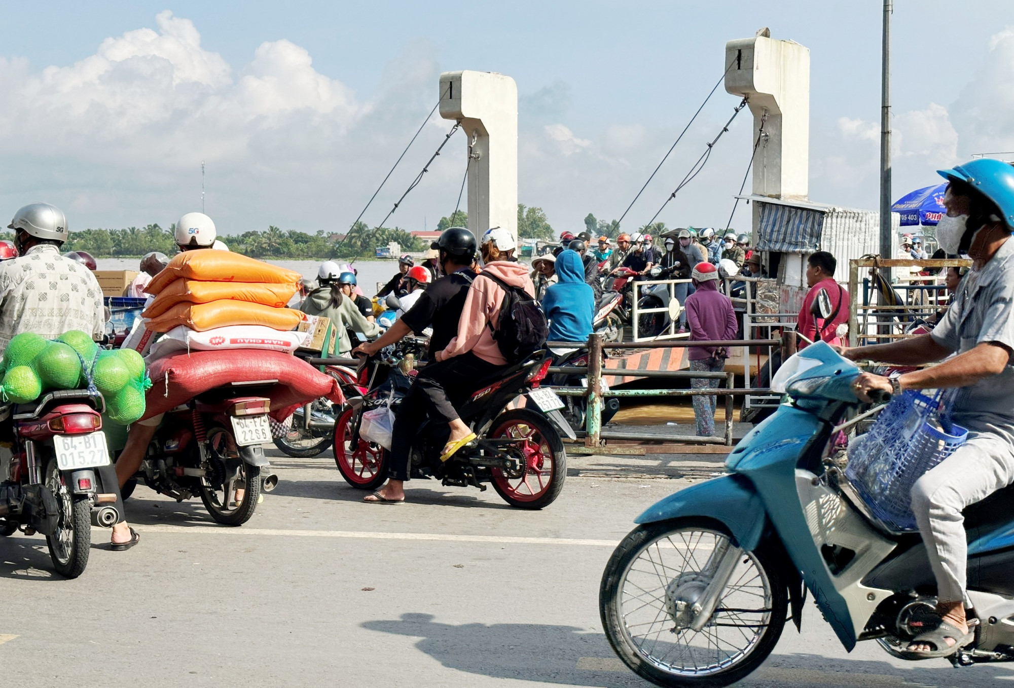 Phà An Bình mỗi ngày vận chuyển hàng nghìn hành khách, phương tiện qua lại