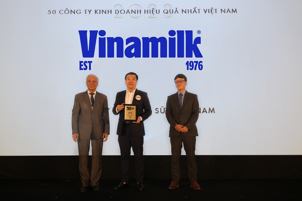 Ông Đỗ Thanh Tuấn - Giám đốc Đối ngoại Vinamilk - nhận danh hiệu Top 50 Công ty kinh doanh hiệu quả nhất Việt Nam - Ảnh: Vinamilk
