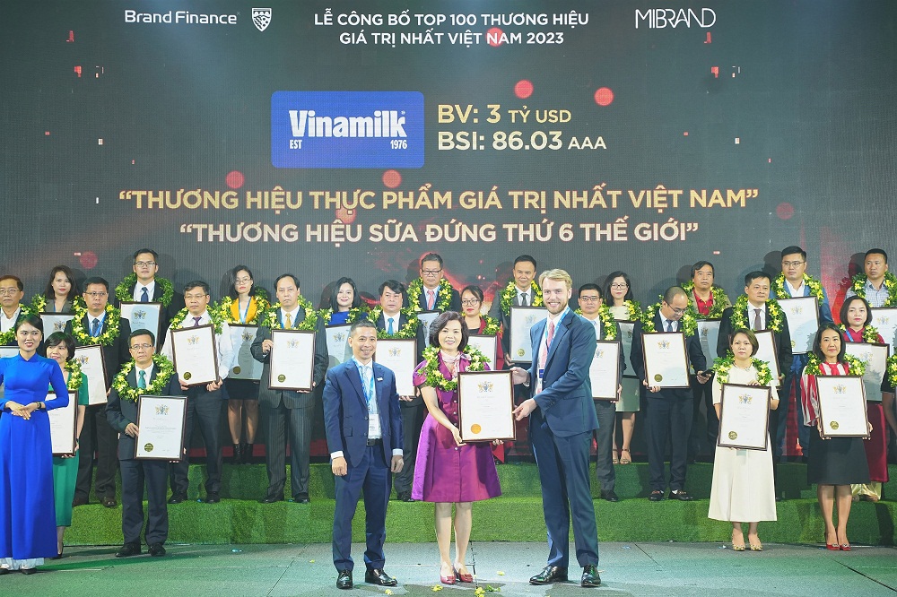Bà Bùi Thị Hương - Giám đốc Điều hành Nhân sự - Hành chính - Đối ngoại, đại diện Vinamilk đón nhận các chứng nhận từ Brand Finance - Ảnh: Mibrand