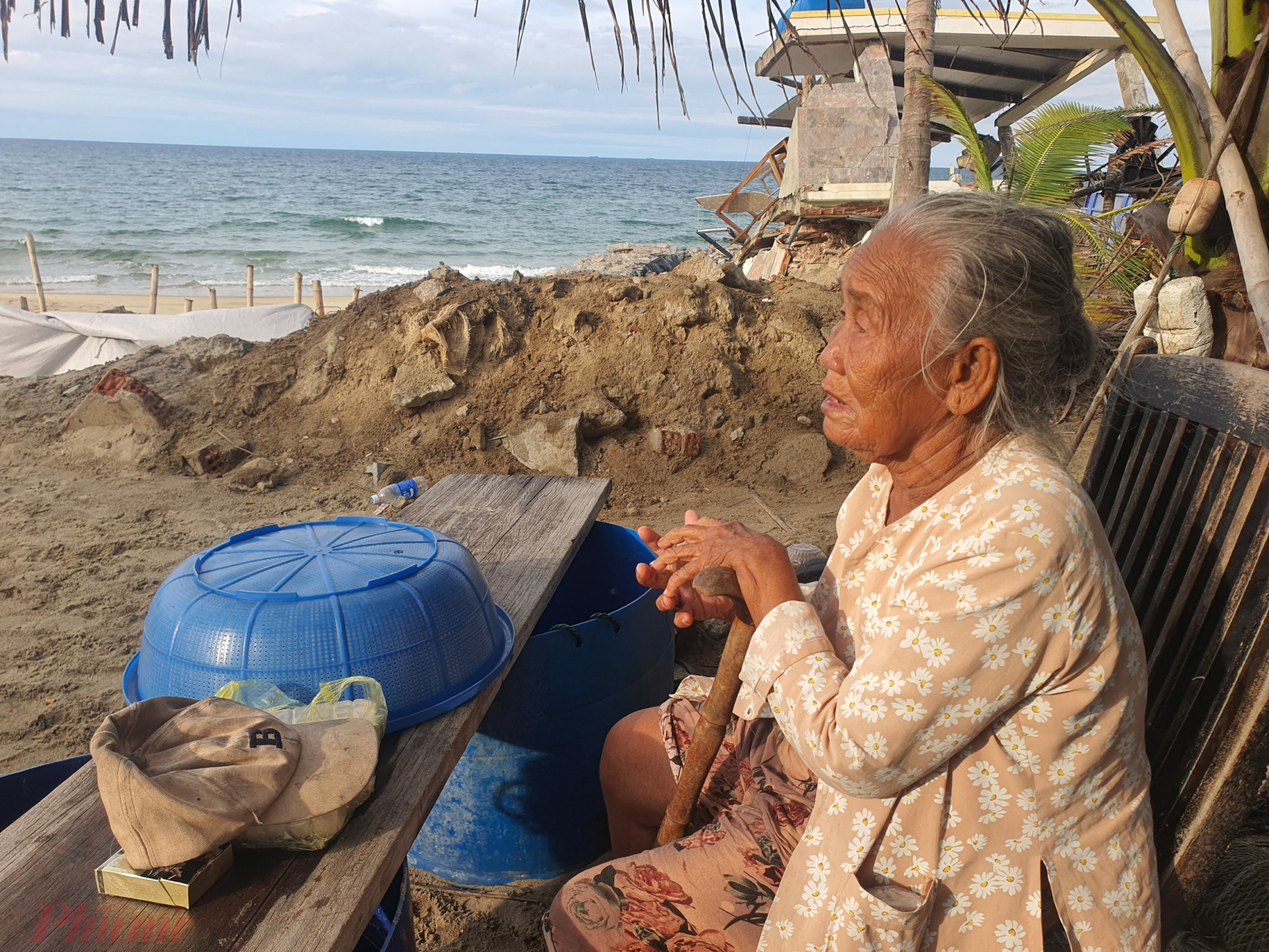 Bà Trần Thị My lo lắng khi biển ngày càng ăn sâu vào nhà. Từ trẻ đến giờ chưa khi nào bà thấy biển dữ dội như vậy.