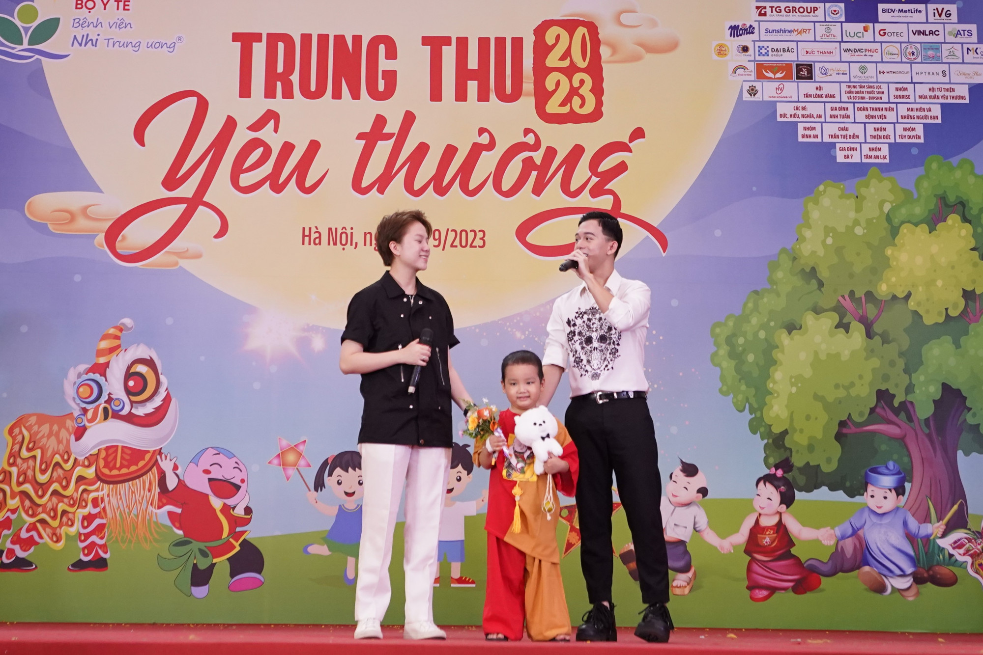 Hai diễn viên trẻ Quang Anh và cô nàng Tomboy Bảo Hân vừa hát, vừa giao lưu với một bệnh nhi khiến nhiều khán giả thích thú