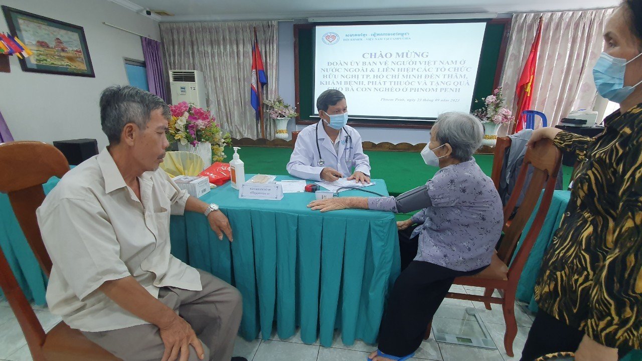 Các y bác sĩ trong đoàn công tác đang khám bệnh cho bà con kiều bào Việt Nam đang làm việc, sinh sống tại đất nước Campuchia