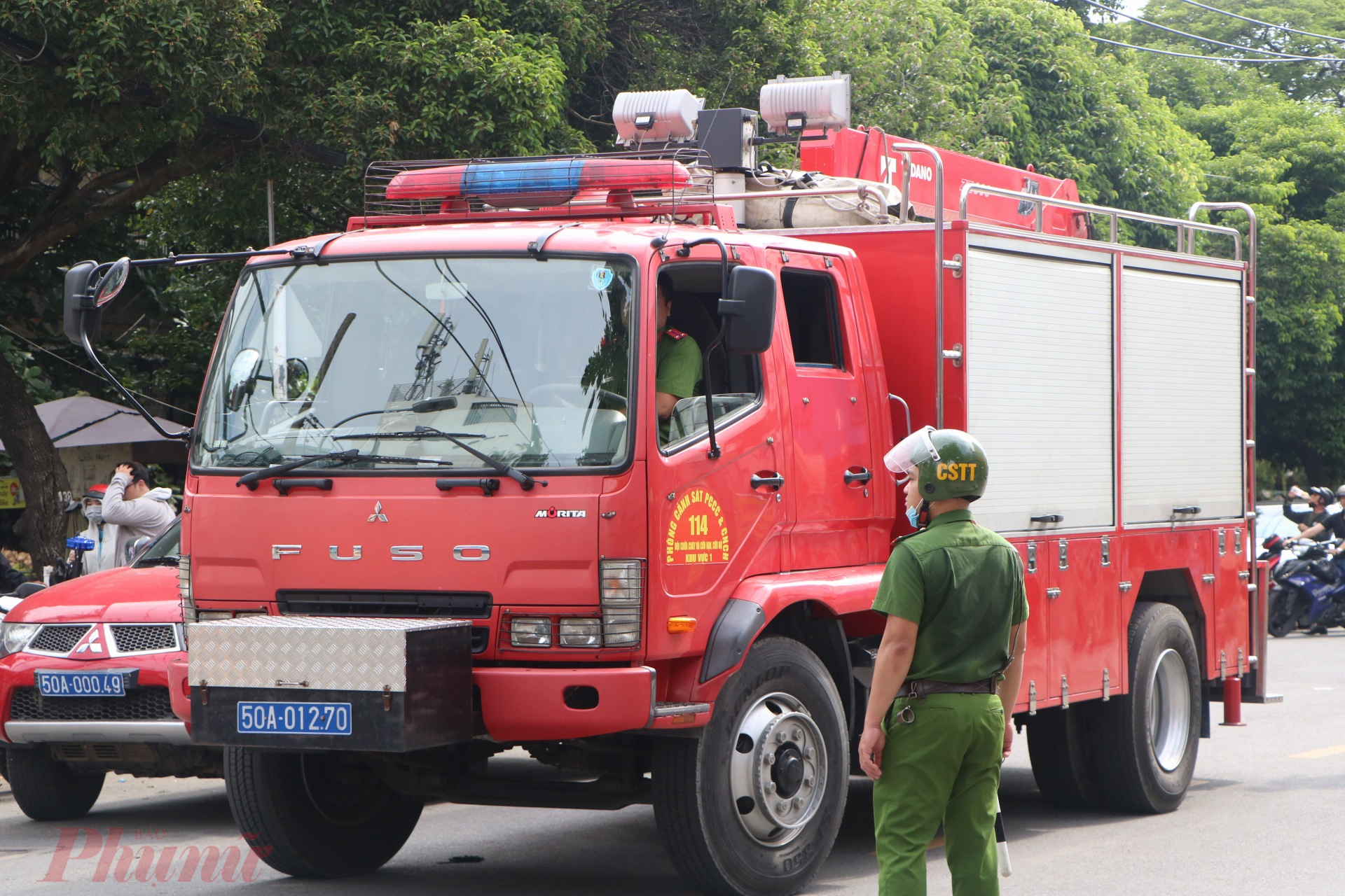 Tại hiện trường, lực lượng chức năng vẫn đang phong tỏa để phục vụ công tác khắc phục sự cố.