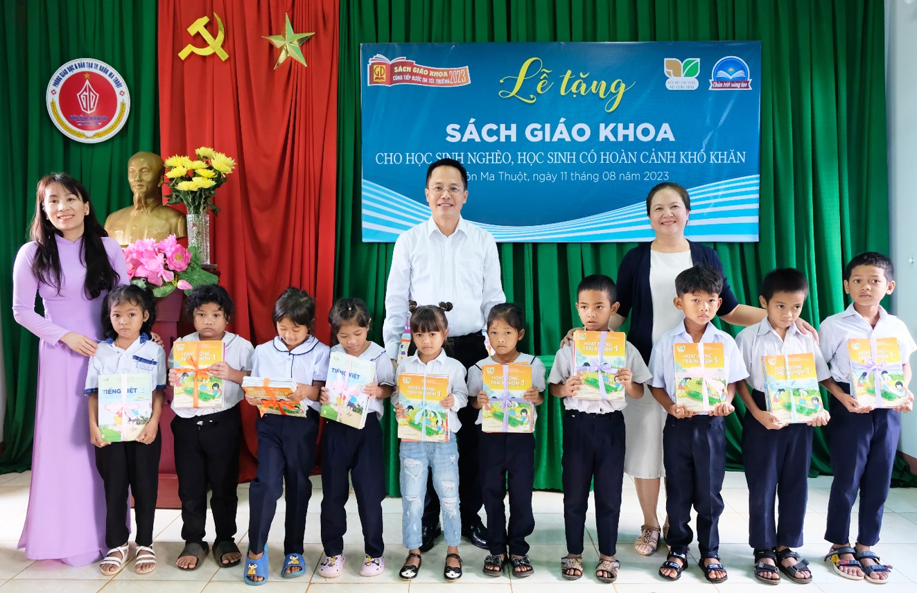 Lễ trao tặng 3.400 bộ sách giáo khoa đến các em học sinh tỉnh Đắk Lắk