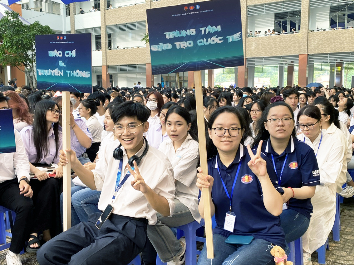 Sinh viên Trường đại học Khoa học xã hội và nhân văn (Đại học Quốc gia TPHCM) trong lễ khai giảng năm học mới