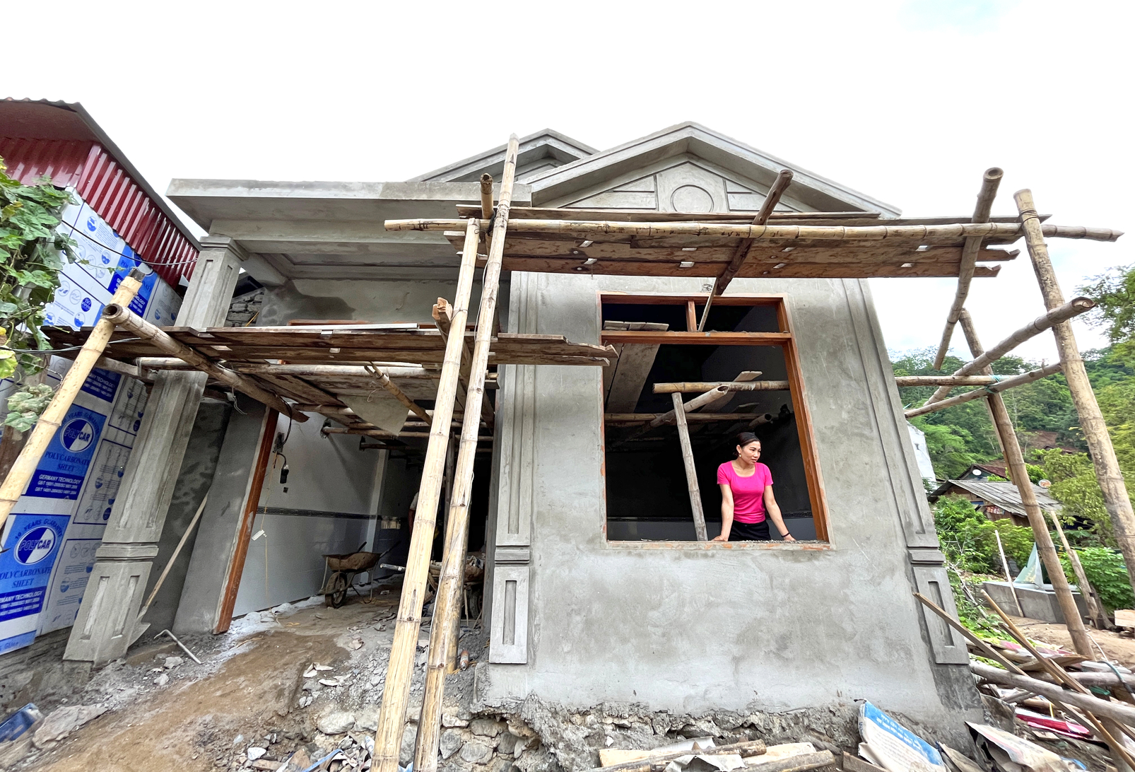 Chờ đợi quá lâu, chị Vi Thị Sen đành vay mượn tiền xây lại nhà ngay trên nền nhà cũ đã bị lũ quét cuốn trôi - ẢNH: PHAN NGỌC